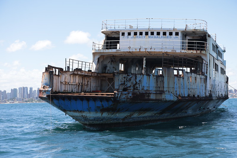 Ferry-boat é afundado de forma controlada para fomentar o turismo